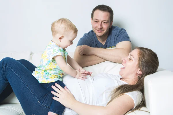 Madre con el bebé en el sofá tomando un buen tiempo —  Fotos de Stock