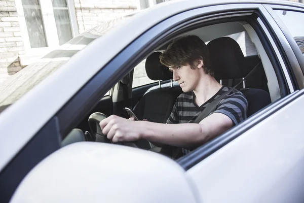 Adolescente menino e novo motorista ao volante de seu carro — Fotografia de Stock