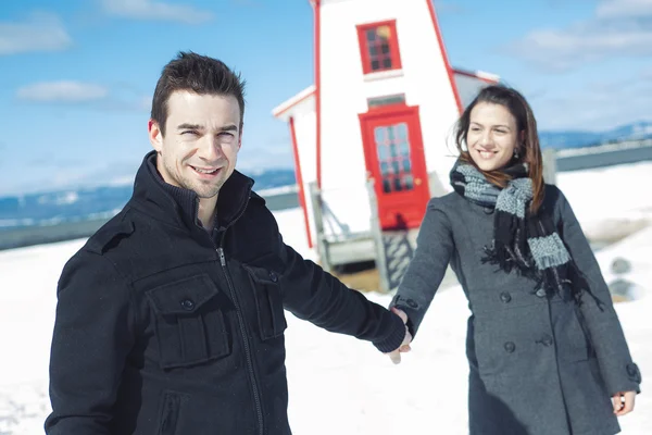 Pareja En invierno Escena de nieve en un hermoso día soleado — Foto de Stock