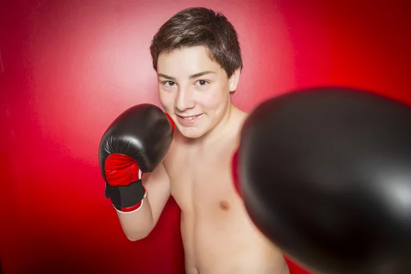 Foto de close-up de um boxeador com luvas vermelhas — Fotografia de Stock