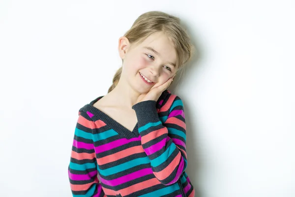 Lindo retrato alegre niña, aislado sobre fondo gris — Foto de Stock