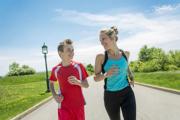 Család, az anya és a fia futás, vagy futás a szabadban sport — Stock Fotó