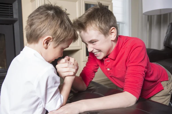 Brothers compete in arm wrestling — Stock Photo, Image