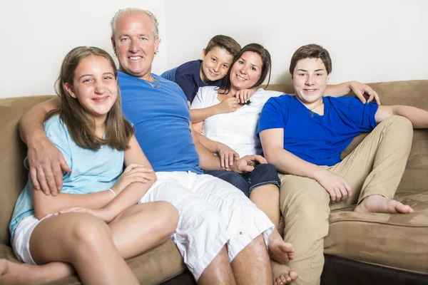 Kapalı birlikte televizyon izlerken rahatlatıcı aile — Stok fotoğraf