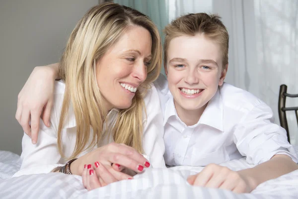 Mãe e filho relaxando juntos na cama — Fotografia de Stock