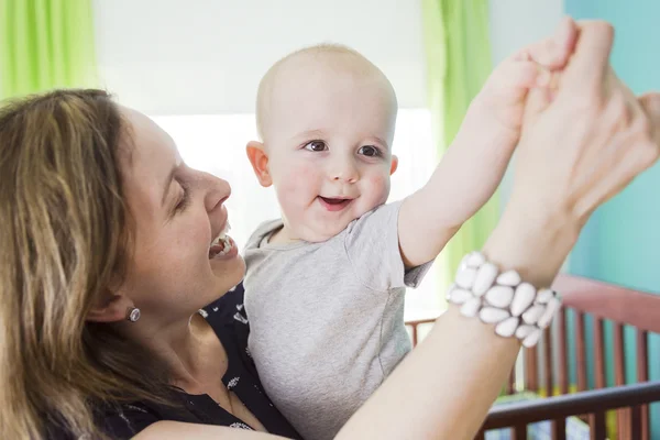 Boldog anya a neki a baba fiú otthon hálószoba — Stock Fotó