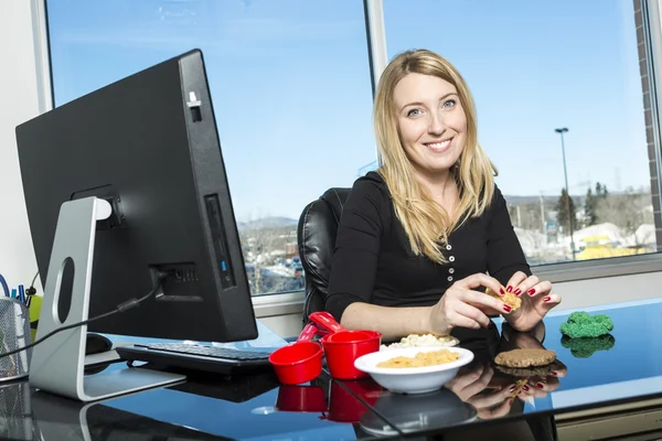 Cute young nutritionist in a office — Stock Photo, Image