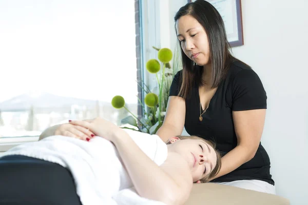 Mulher bonita recebendo massagem do fisioterapeuta — Fotografia de Stock