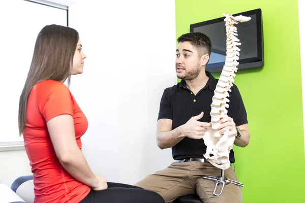 Paciente femenina que describe hablar con el osteópata lesionado — Foto de Stock