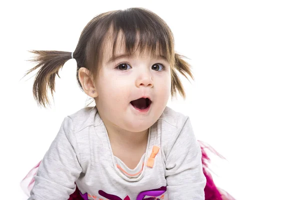 Portret van een 2 jaar oud meisje geïsoleerd op witte achtergrond — Stockfoto