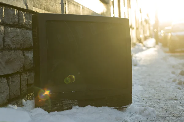 Stary telewizor na ulicy zima — Zdjęcie stockowe