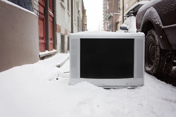 Vecchia TV a sinistra sulla strada inverno — Foto Stock