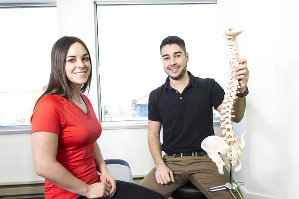 Paciente femenina que describe hablar con el osteópata lesionado — Foto de Stock