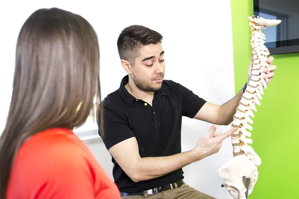 Paciente femenina que describe hablar con el osteópata lesionado — Foto de Stock