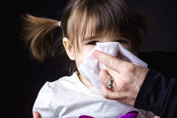 Gadis dengan dua latar belakang hitam flu — Stok Foto