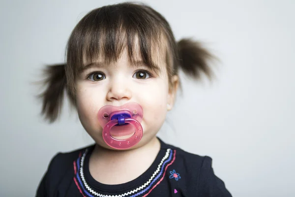 Portrait d'une fille de 2 ans isolée sur fond blanc — Photo