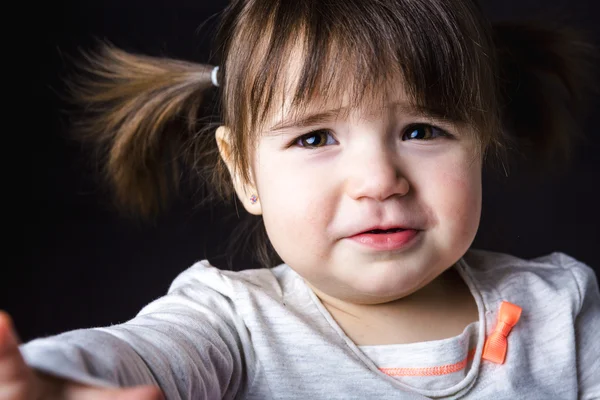 Portret van een 2 jaar oud meisje geïsoleerd op witte achtergrond — Stockfoto