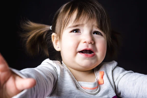 Портрет 2-річної дівчини ізольованої на білому тлі — стокове фото