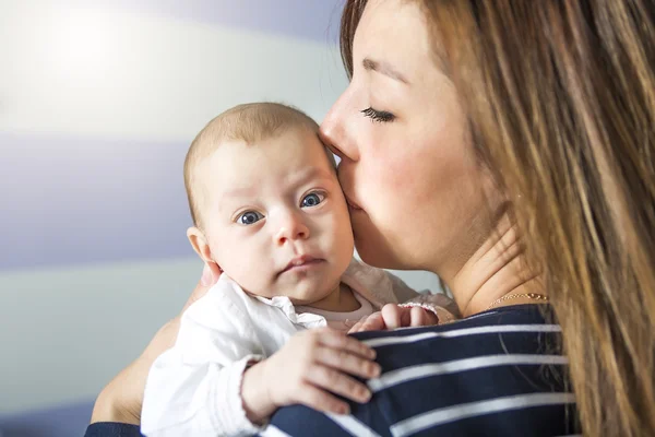 Jovem mãe com um bebê encantador — Fotografia de Stock