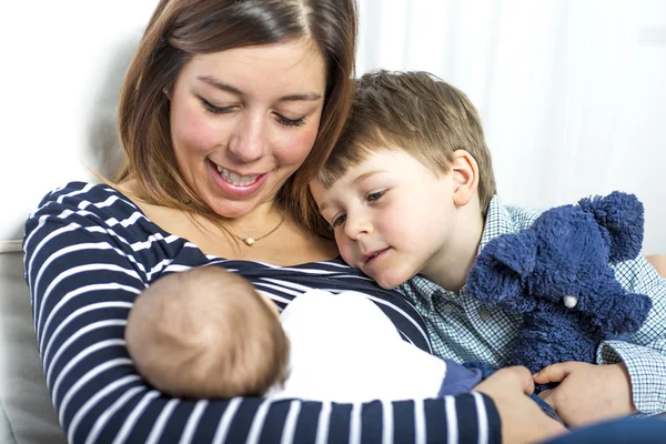 Madre joven alimentando a su hijo recién nacido . —  Fotos de Stock