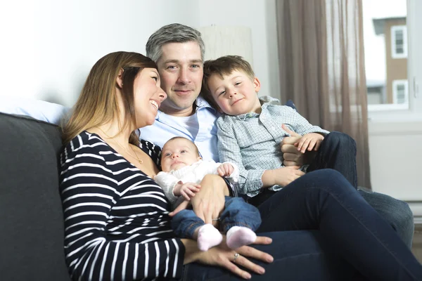 Gelukkige familie moeder, vader en twee kinderen thuis — Stockfoto