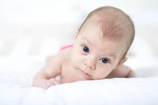 Bonito dois meses de idade menina deitada na cama — Fotografia de Stock