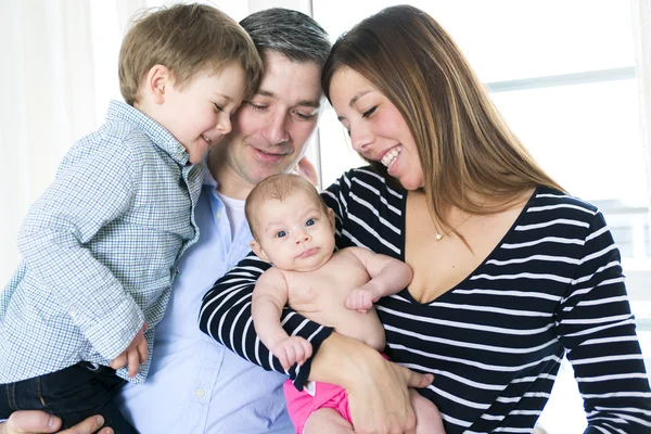 Mère père leur fils de cinq ans et deux mois bébé — Photo