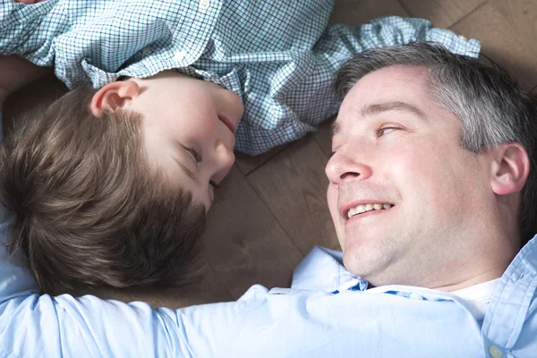 Feliz pai e filho. Visão superior do pai — Fotografia de Stock