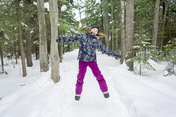 Chica con ropa de invierno. Niño feliz fuera de foto — Foto de Stock