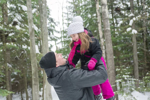 Padre e hija al aire libre en el bosque de invierno — Foto de Stock