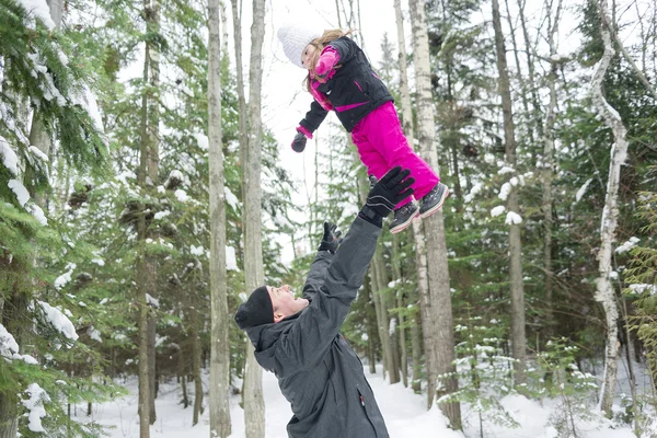 Padre e hija al aire libre en el bosque de invierno — Foto de Stock