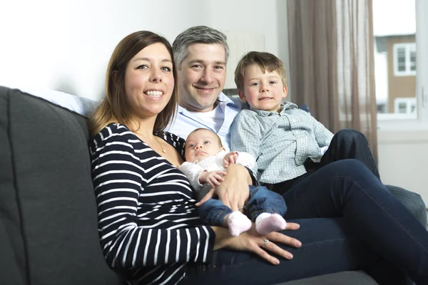 Mutlu aile anne, baba ve iki çocuk, evde — Stok fotoğraf