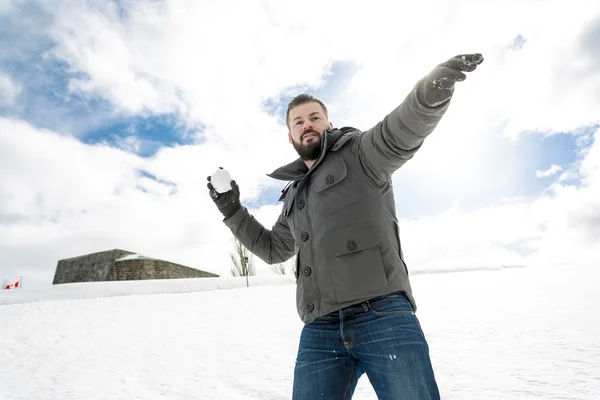 Splendido giovane uomo che guarda all'aperto nella stagione invernale — Foto Stock