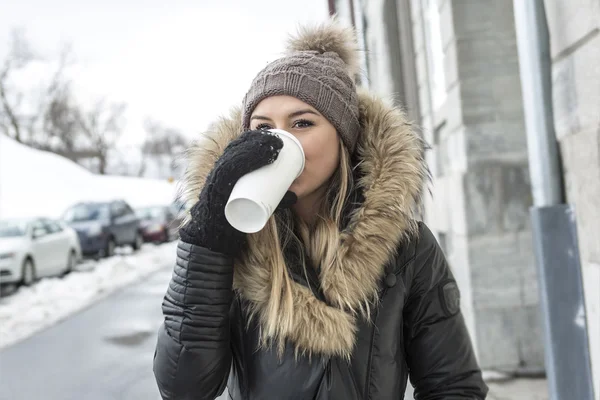 Portrait d'hiver glamour d'une fille à l'extérieur — Photo