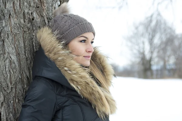 Glamorous winter portret van een meisje buiten — Stockfoto