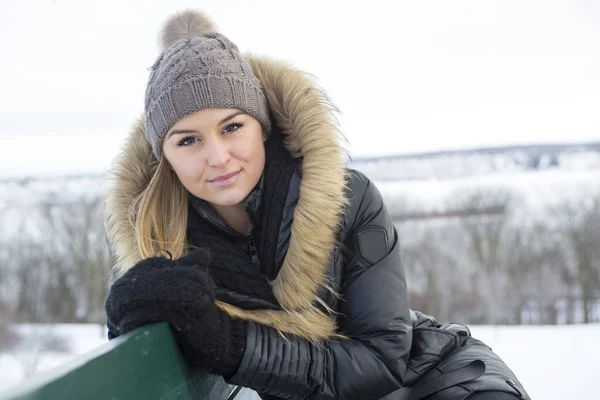 Гламурный зимний портрет девушки снаружи — стоковое фото