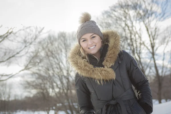 Glamorous winter portret van een meisje buiten — Stockfoto