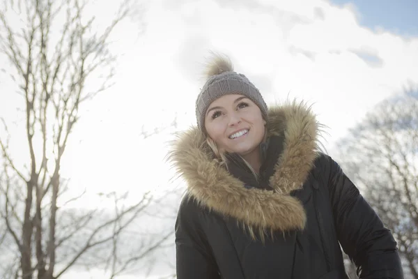 Glamoroso retrato de invierno de una chica afuera — Foto de Stock