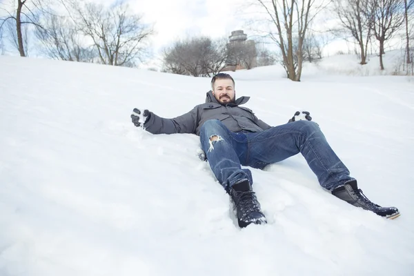 Splendido giovane uomo che guarda all'aperto nella stagione invernale — Foto Stock