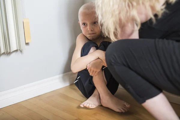 Enfant seul négligé penché au mur — Photo