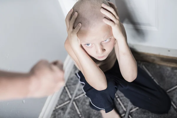 Trascurato bambino solitario appoggiato al muro — Foto Stock