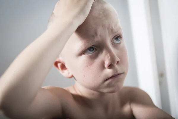 Niña solitaria abandonada apoyada en la pared — Foto de Stock