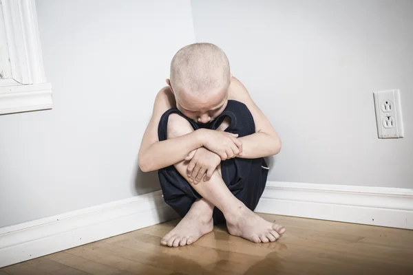 Niña solitaria abandonada apoyada en la pared —  Fotos de Stock