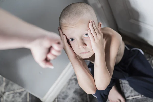 Vernachlässigtes einsames Kind lehnt an der Wand — Stockfoto