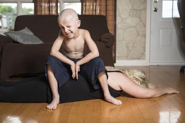 Mãe Pais para baixo antes de seu filho são rei — Fotografia de Stock