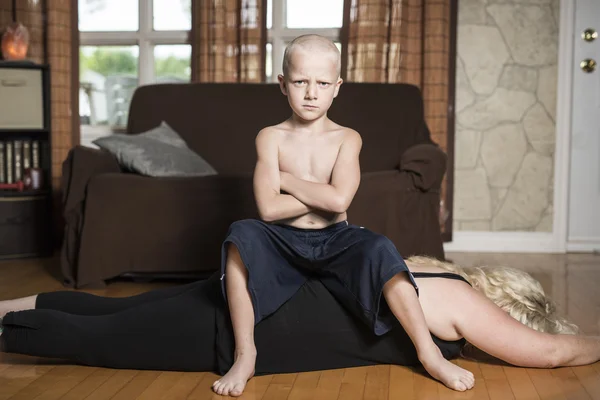 Mãe Pais para baixo antes de seu filho são rei — Fotografia de Stock