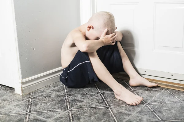 Niña solitaria abandonada apoyada en la pared —  Fotos de Stock