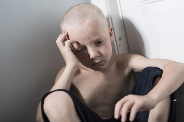 Niña solitaria abandonada apoyada en la pared — Foto de Stock