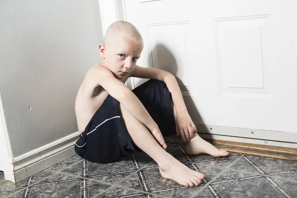 Neglijate copil singuratic sprijinit de perete — Fotografie, imagine de stoc