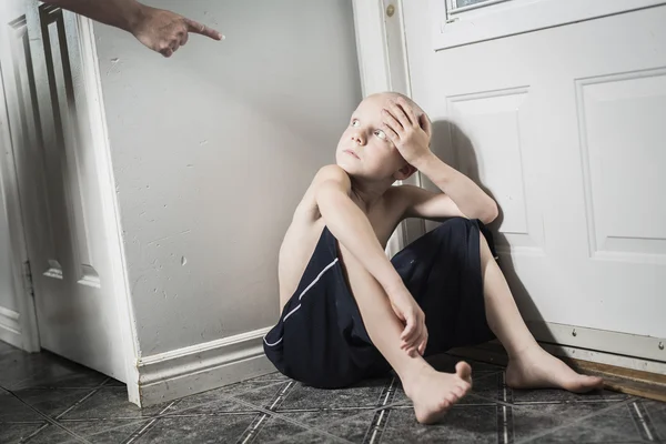 Vernachlässigtes einsames Kind lehnt an der Wand — Stockfoto